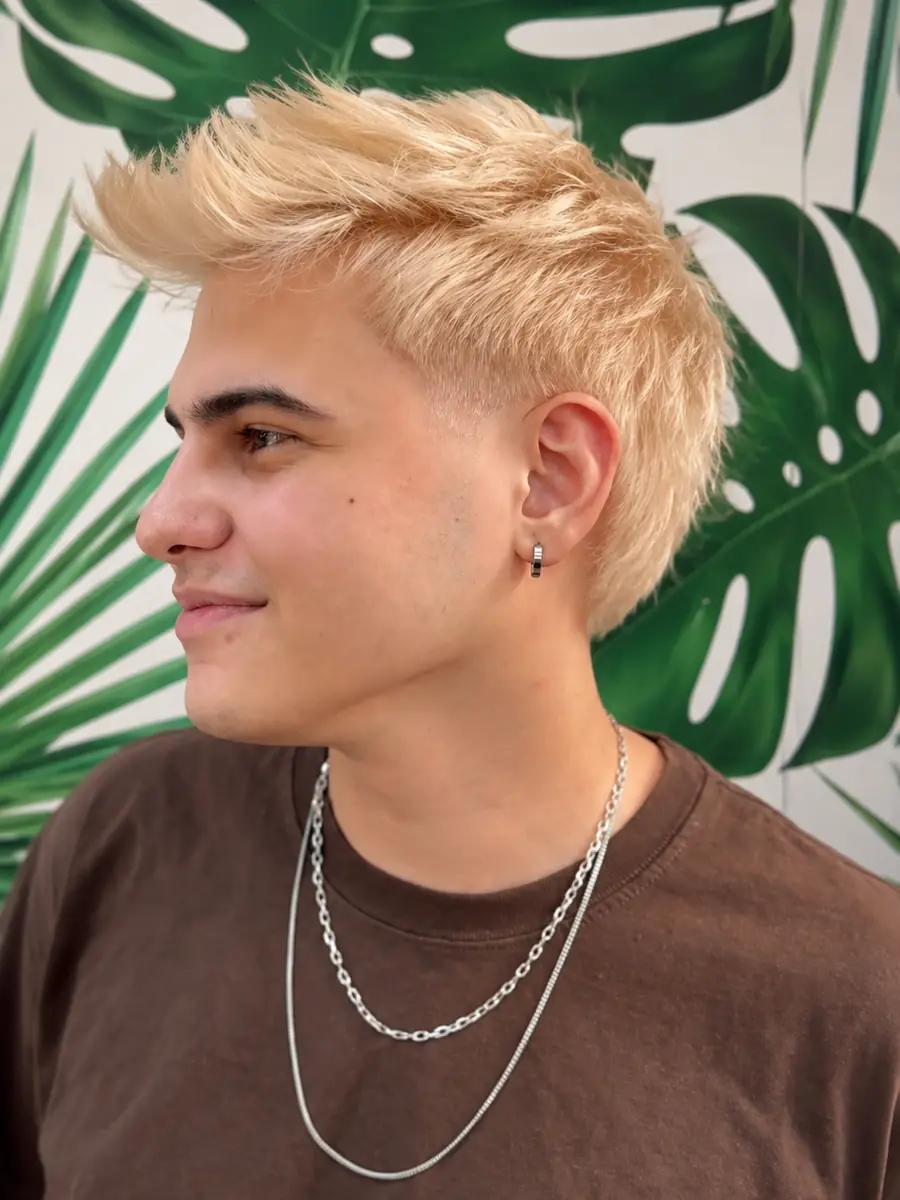 Rubio platino en corte masculino