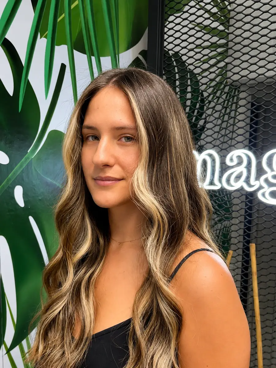 Mechas rubias sobre pelo largo ondulado